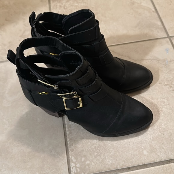 Mossimo Black Open Buckle Booties Size 9 - Picture 3 of 10